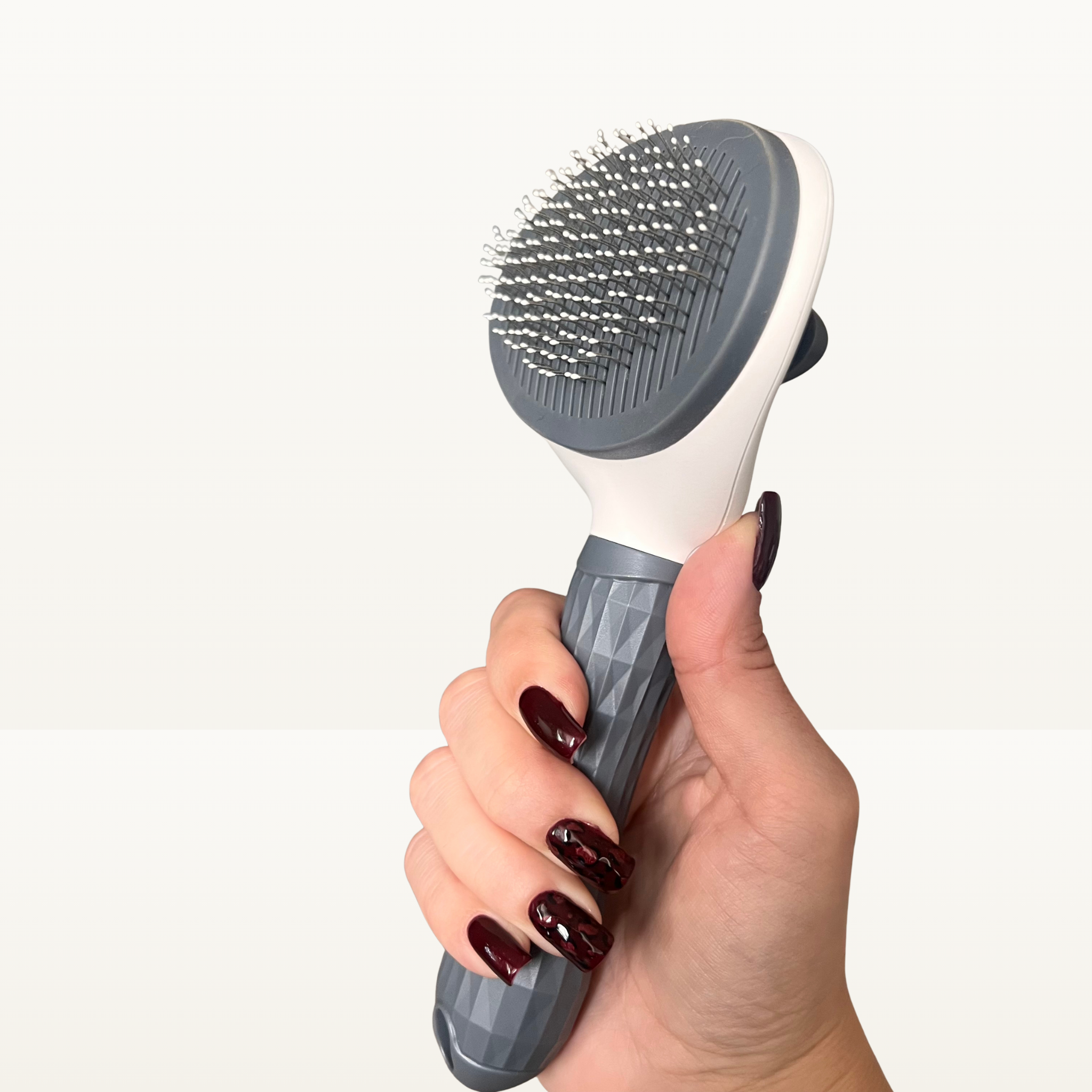 Brosse auto-nettoyante ergonomique tenue en main
